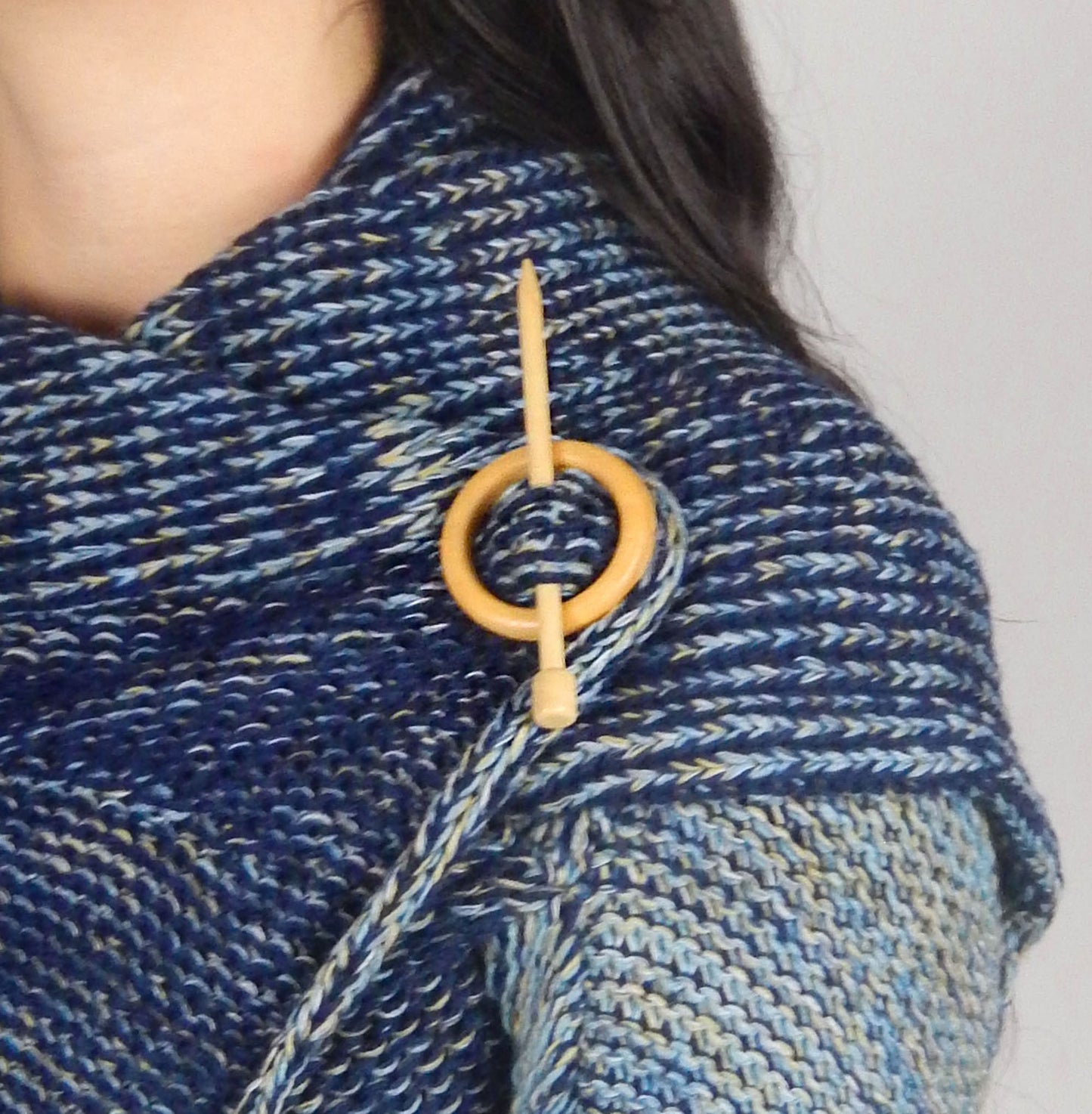 Handmade Wooden Broach Stylish Coat Clasp Peacoat Brooch Cardigan Pin Holder Natural Hair Clip Grasp Circular Buckle Closure