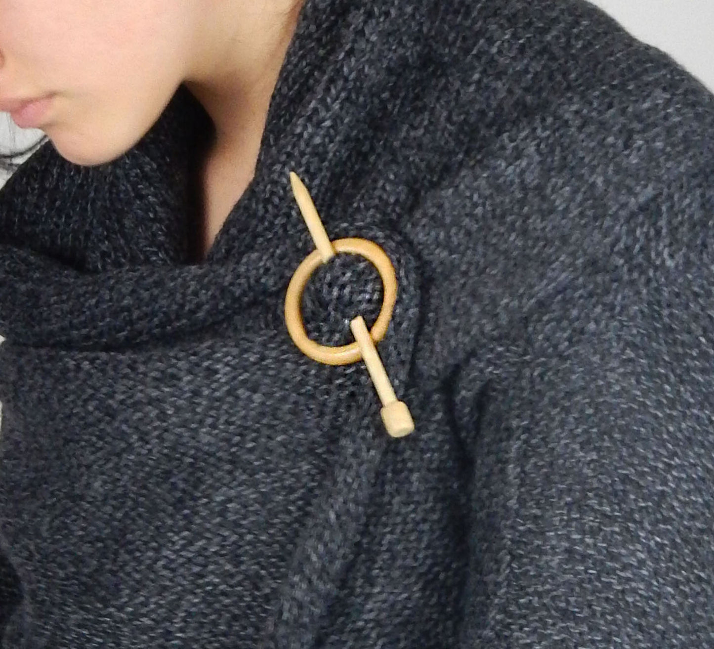 Handmade Wooden Broach Stylish Coat Clasp Peacoat Brooch Cardigan Pin Holder Natural Hair Clip Grasp Circular Buckle Closure